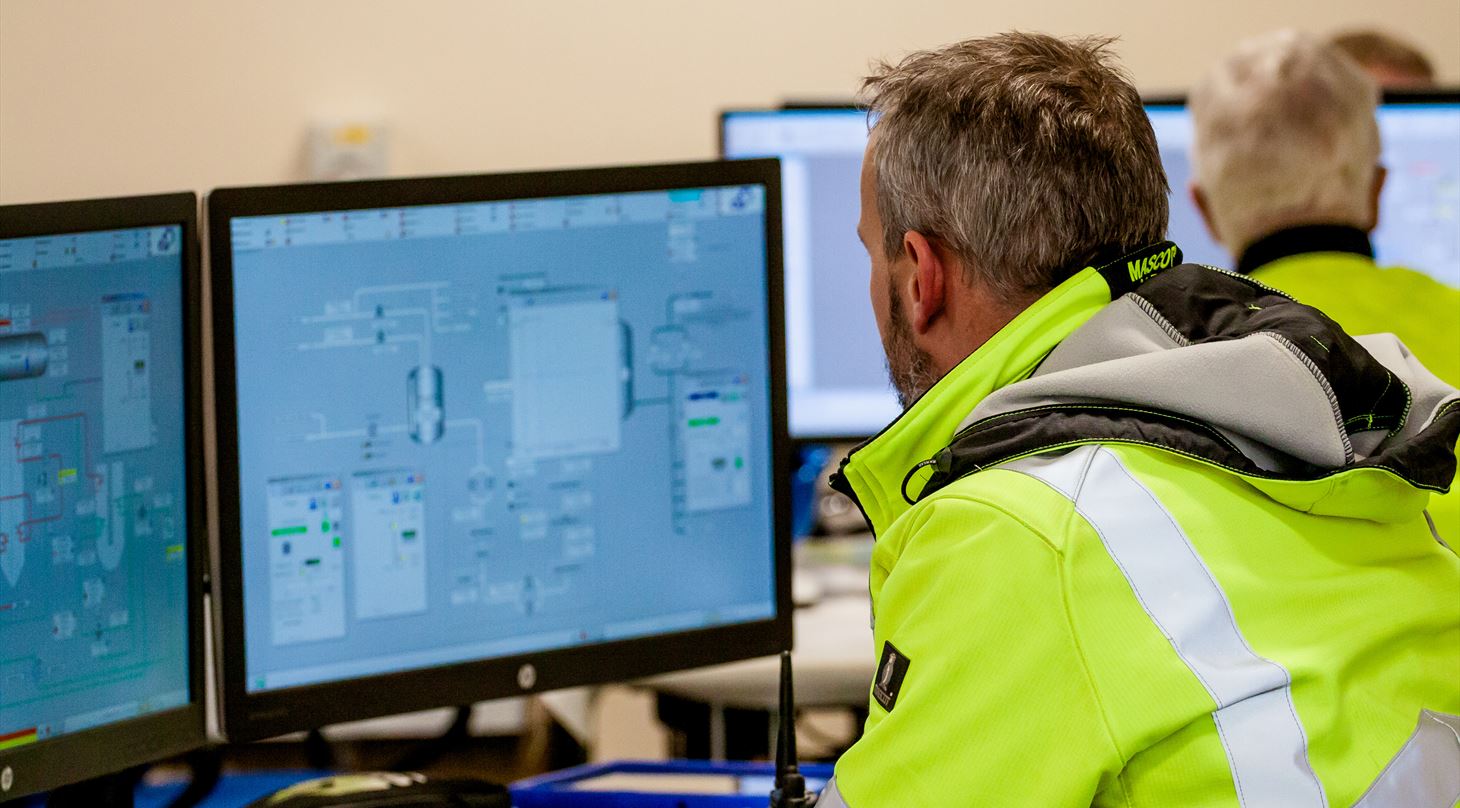 Forbrændingsanlæg data mand der sidder foran skærm